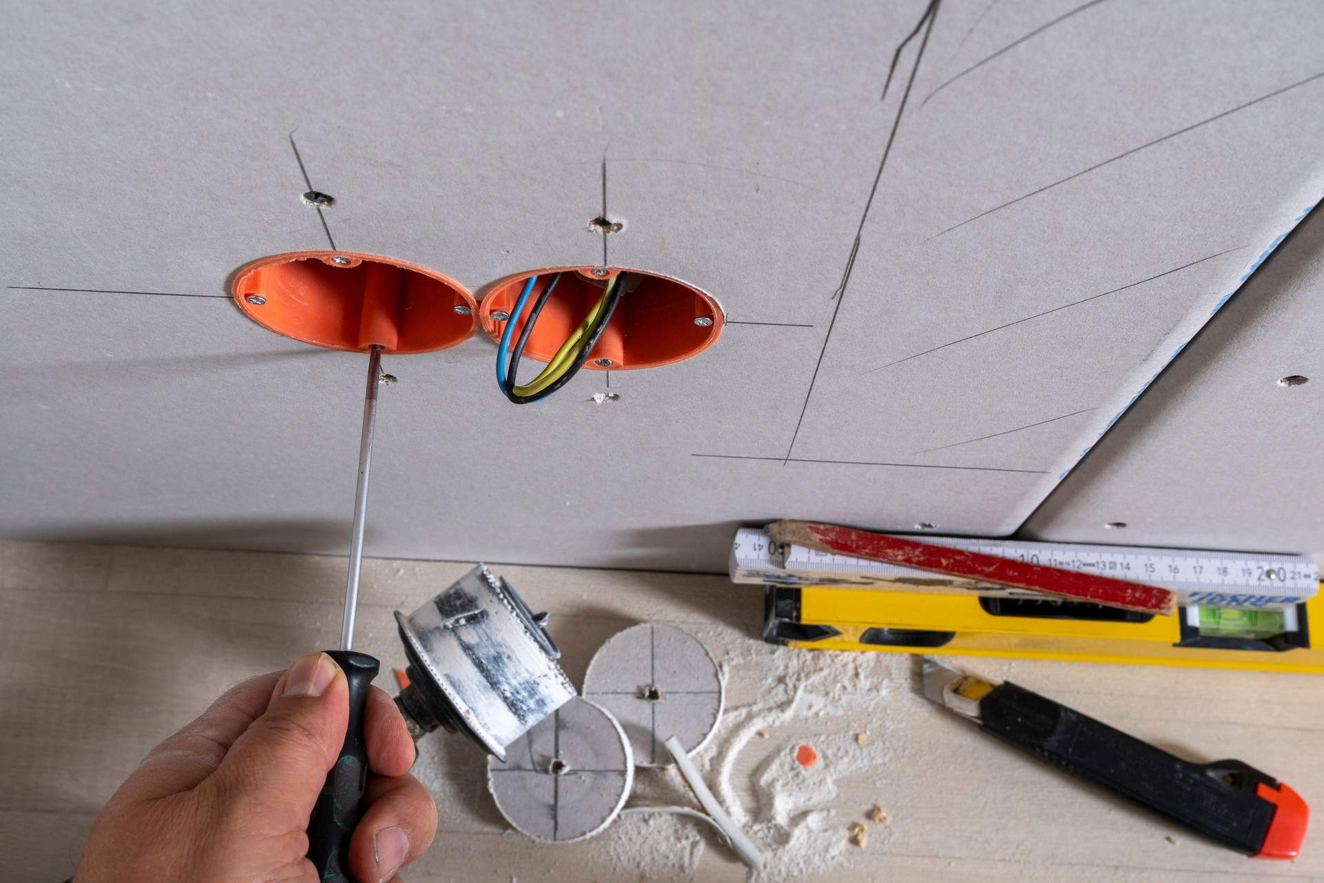 Caja de conexiones y diferentes materiales utilizados para trabajos en electricidad.
