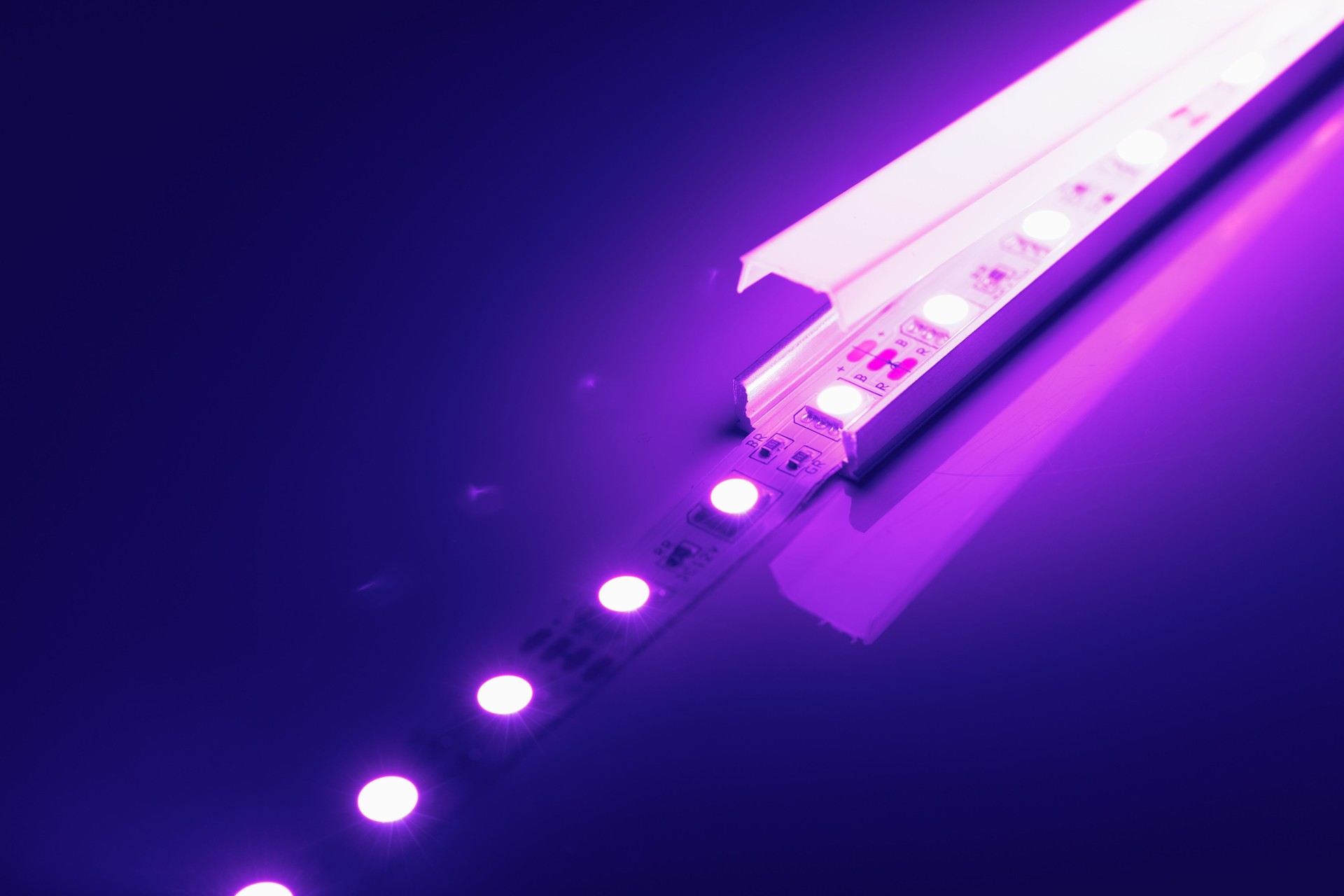 luz púrpura de tira led en el difusor de canal de aluminio