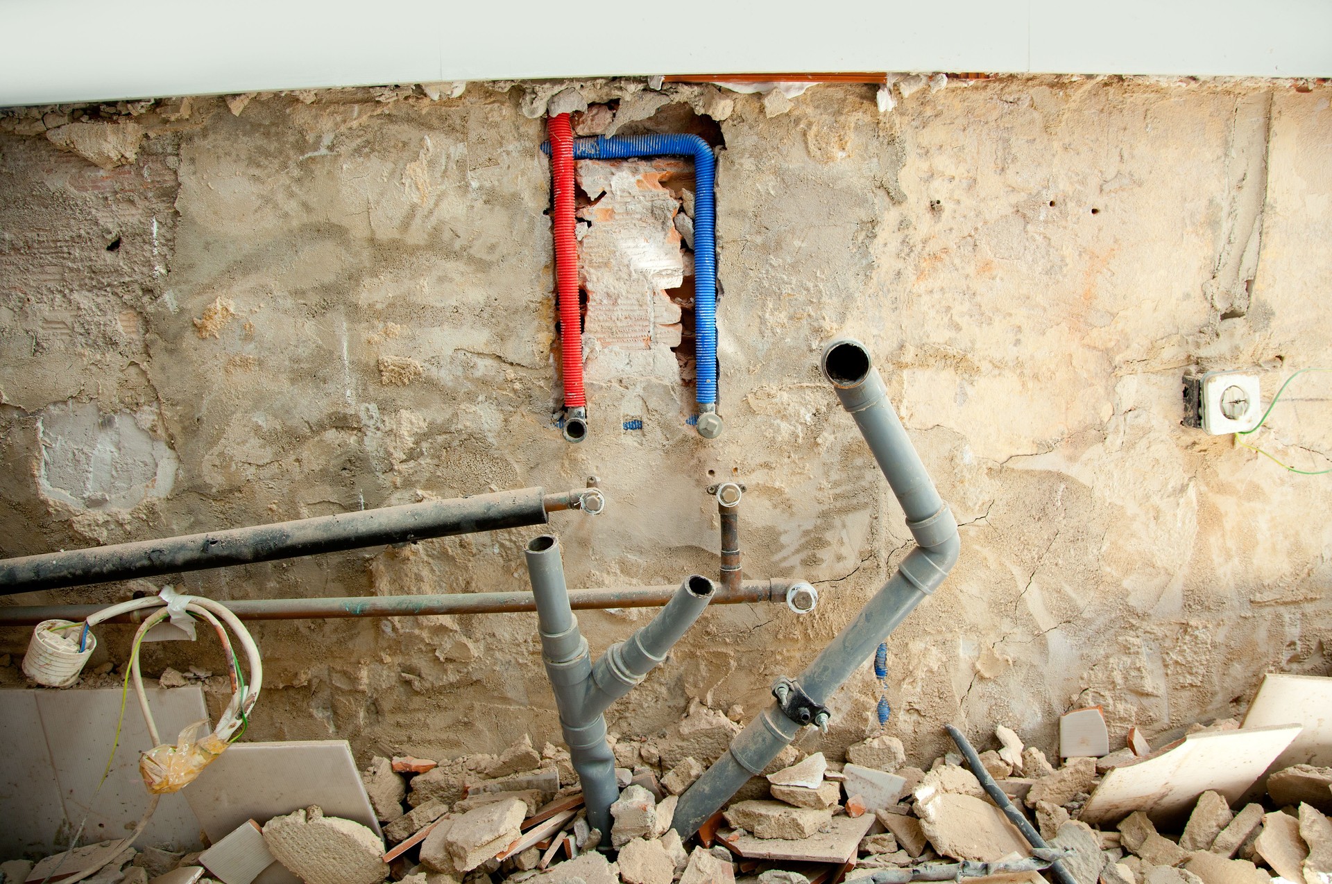 instalación eléctrica y fontanería en trabajos de cocina